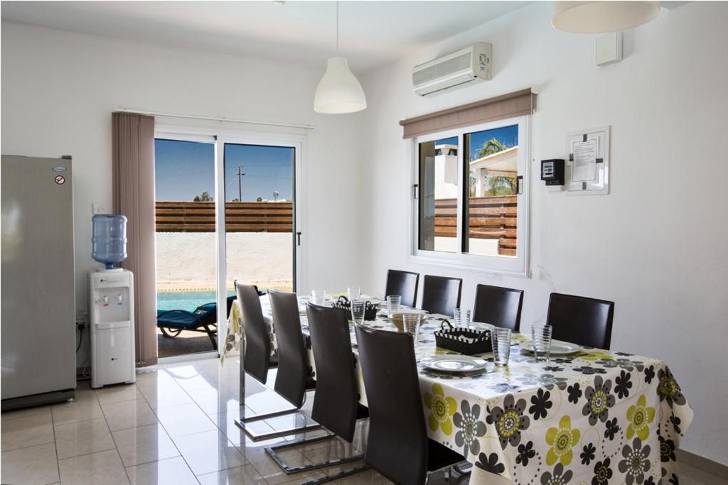 Villa Carilisto Big 4 Bedrooms In Center Of Agia Napa